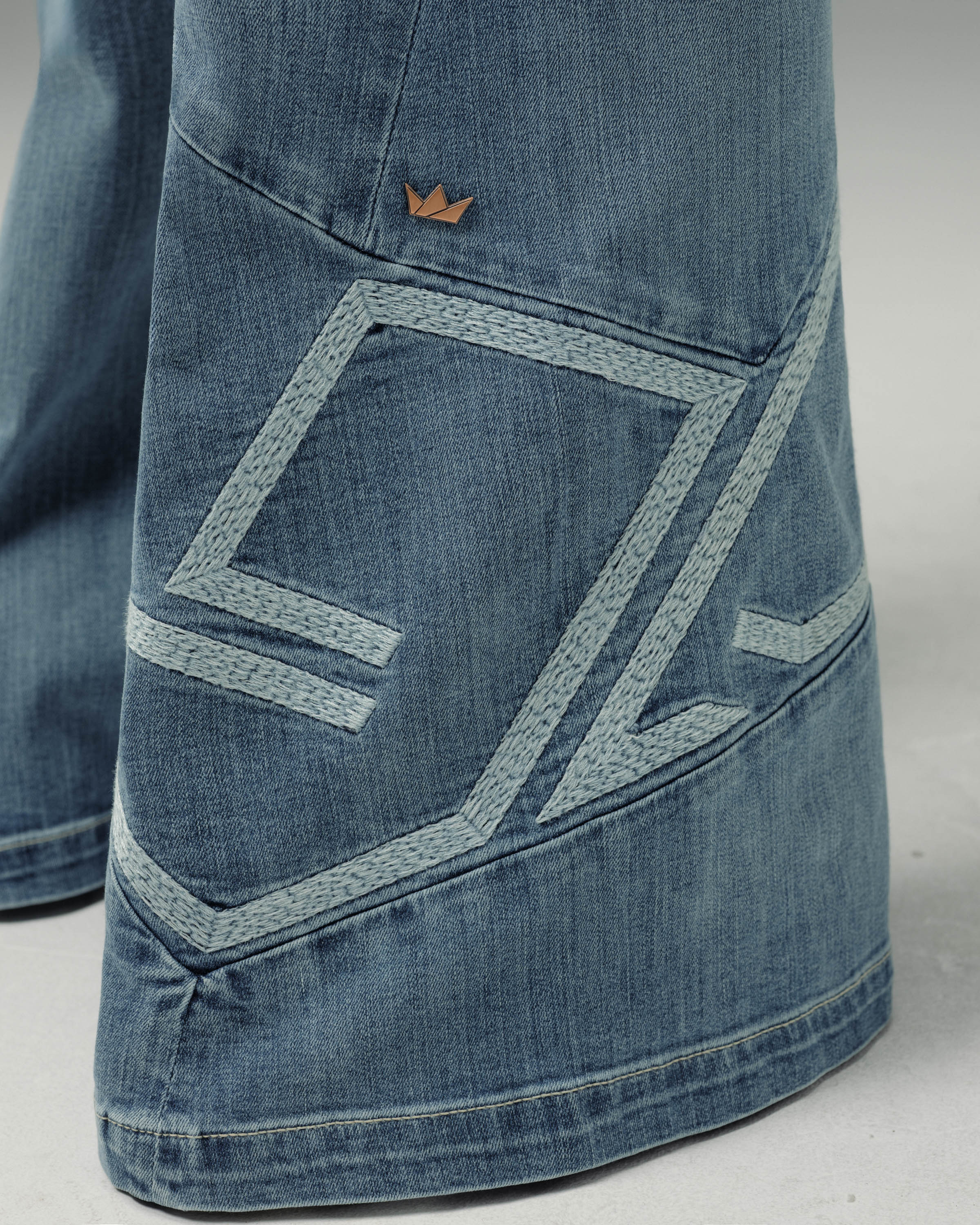 Kyanite. 30". Antique. - Image 11